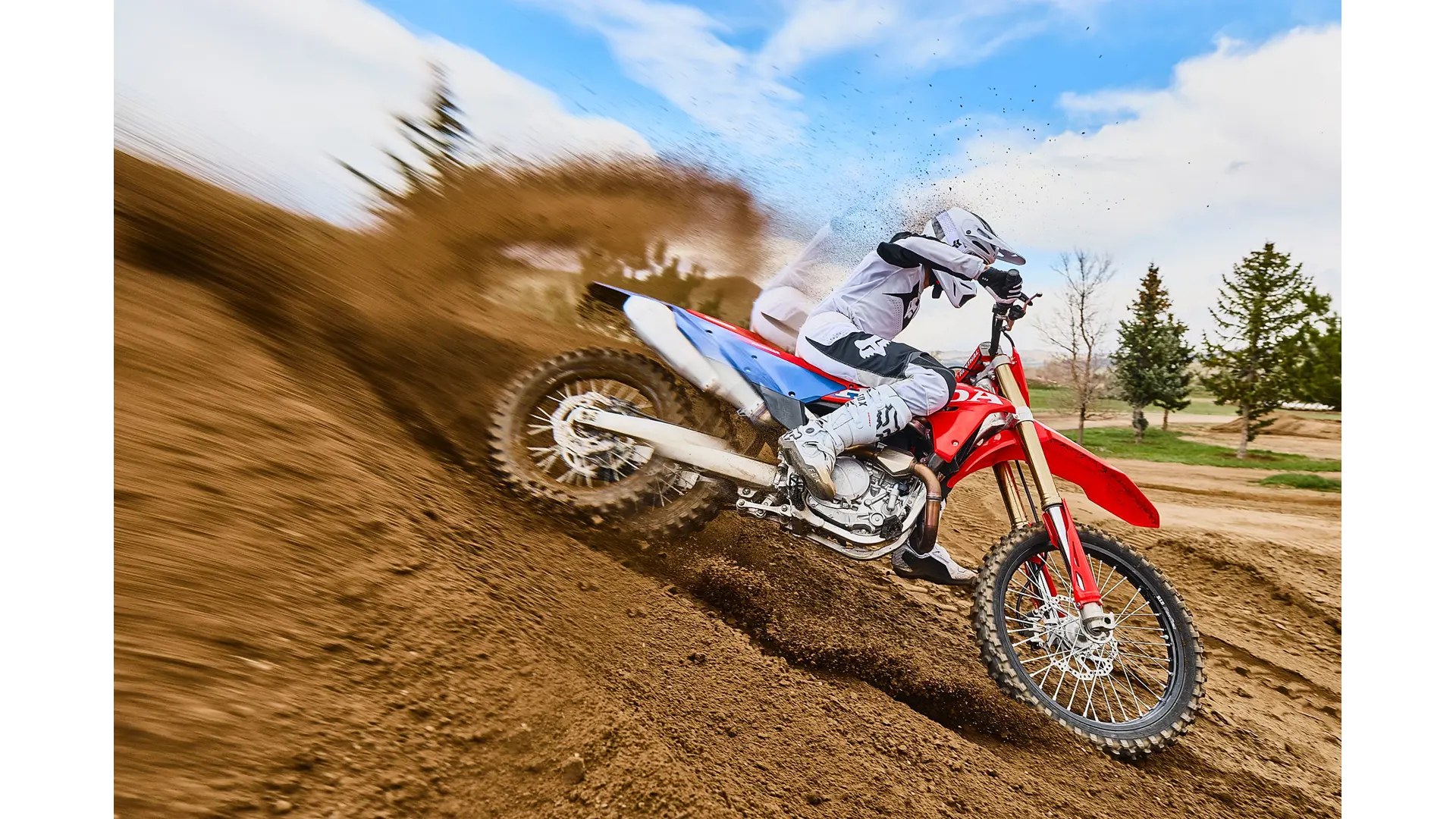 27YM_CRF450R_Location_Extreme_Red_Action_38036.jpg