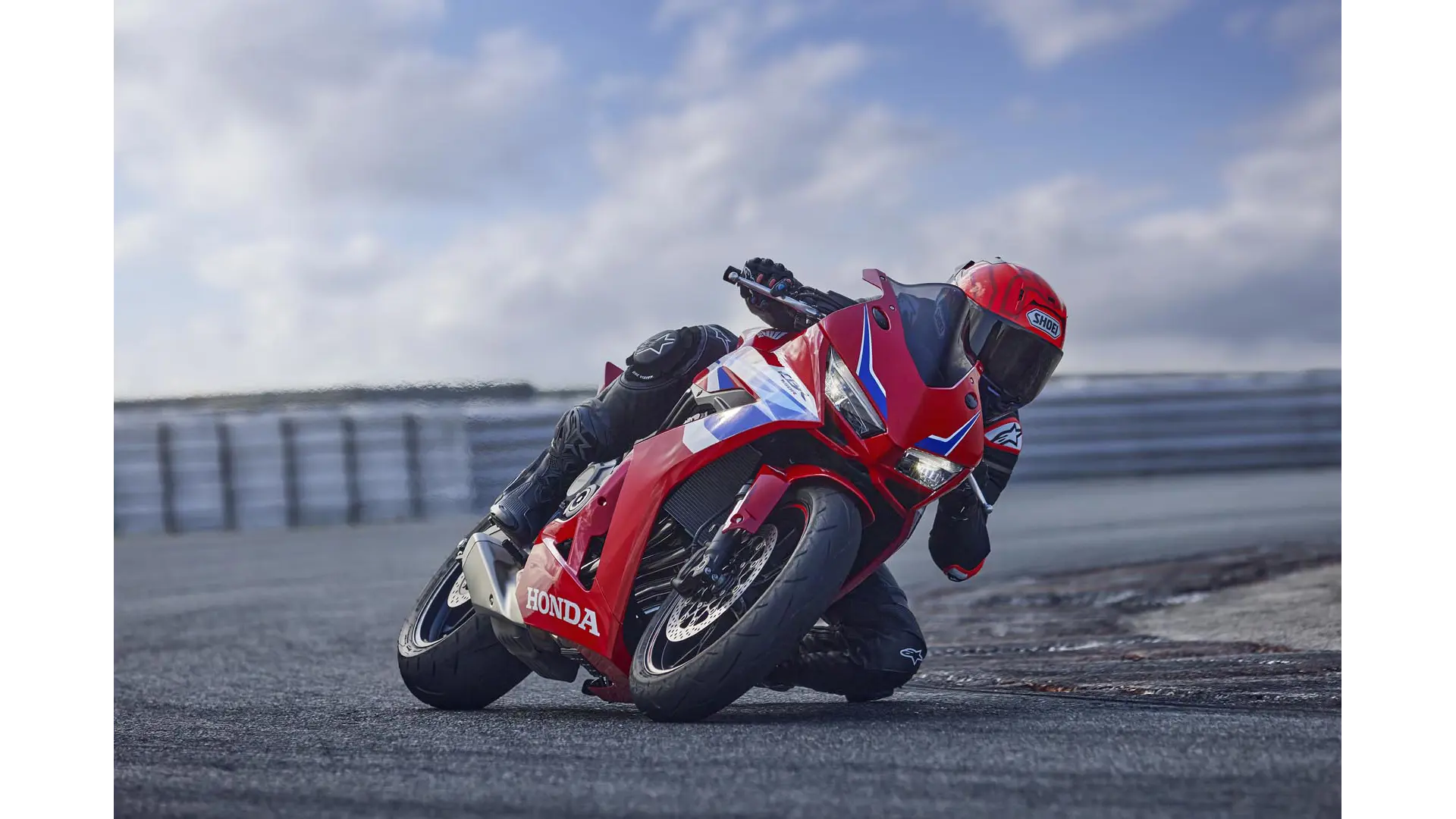 24YM CBR650R LOCATION Action 01 1550.jpg