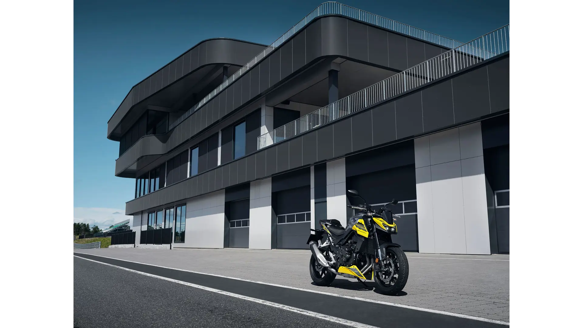 26YM_CB750_Hornet_Location_Static_05_0027.jpg